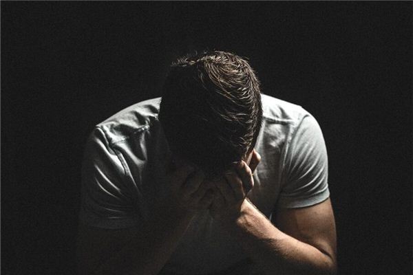 Qu’est-ce que cela signifie dans un rêve lorsque d’autres s’agenouillent sur le lit et pleurent?