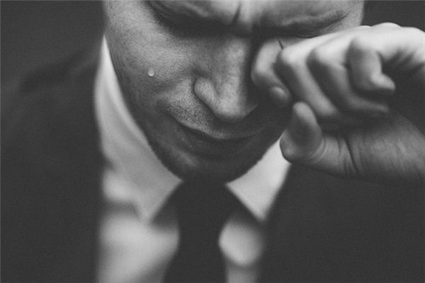 La signification et le symbole des amis qui pleurent dans les rêves