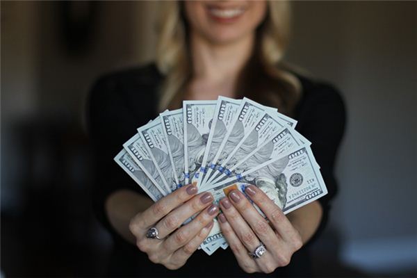 La signification et le symbole des autres personnes qui deviennent riches en rêves