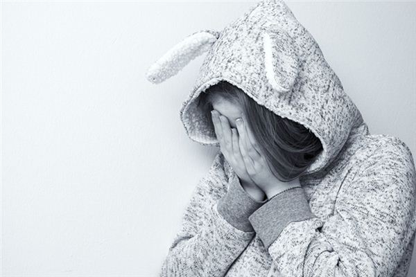 La signification et le symbole des autres pleurant dans les rêves