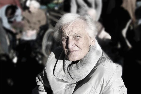 La signification et l’explication de la vieille femme dans le rêve
