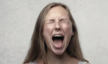 Rêver de crier – 33 Interprétations et Symboles