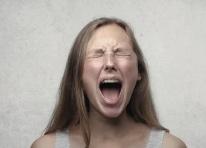 Rêver de crier – 33 Interprétations et Symboles