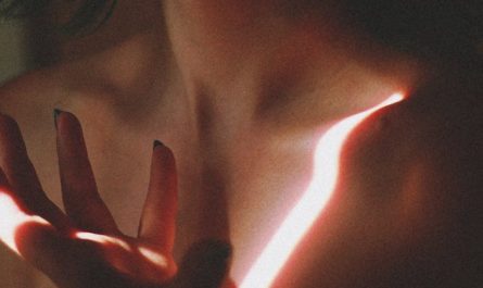 Rêver de la honte nue – 35 Interprétations et Symboles
