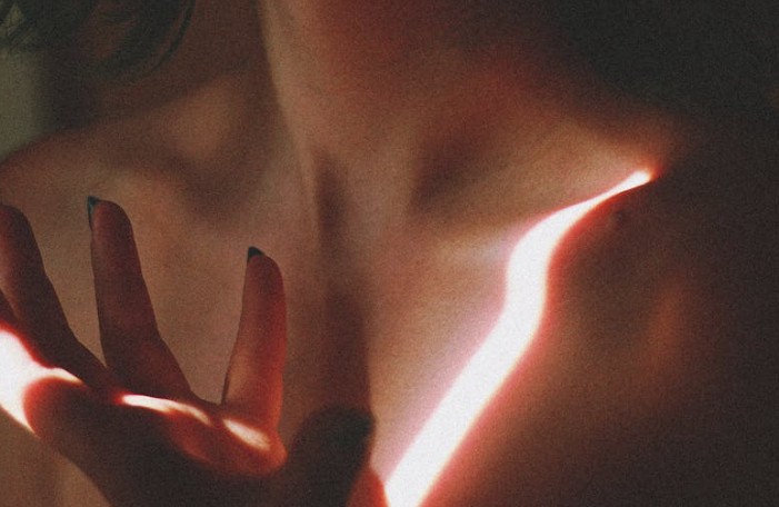 Rêver de la honte nue – 35 Interprétations et Symboles
