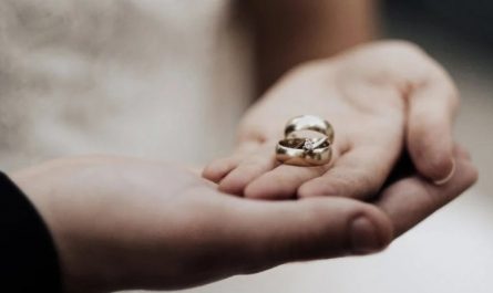 Rêver d’un petit ami fiancé – 47 Interprétations et Symboles