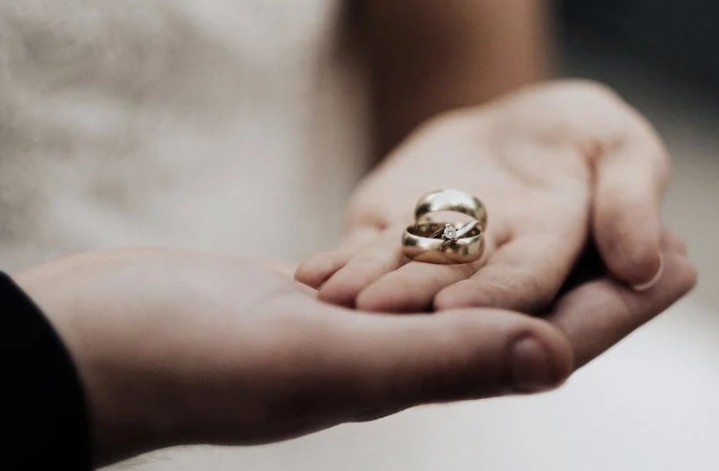 Rêver d’un petit ami fiancé – 47 Interprétations et Symboles