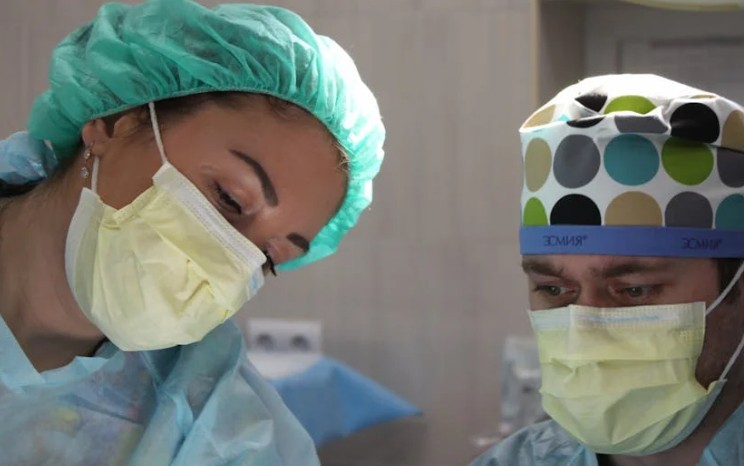 Rêver d’un médecin – 34 Interprétations et Symboles