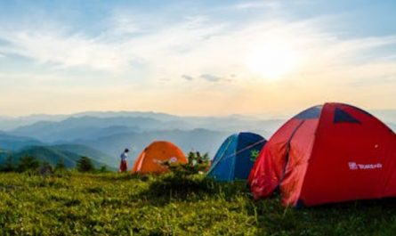 Rêver de camping – 30 Interprétations et Symboles