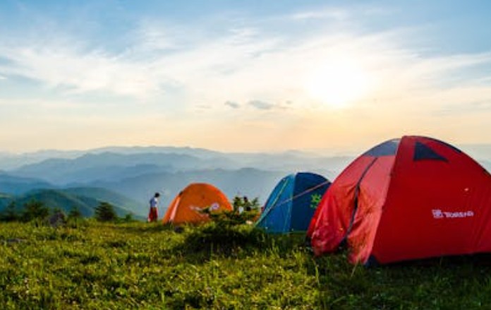 Rêver de camping – 30 Interprétations et Symboles