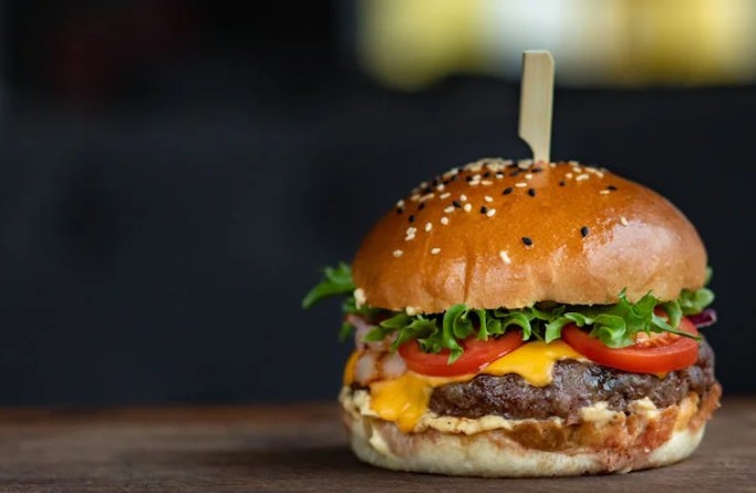 Rêver de hamburgers – 41 Interprétations et Symboles