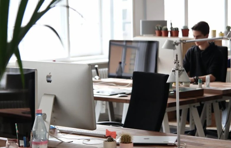Rêver de bureau : 42 Interprétations et Symboles