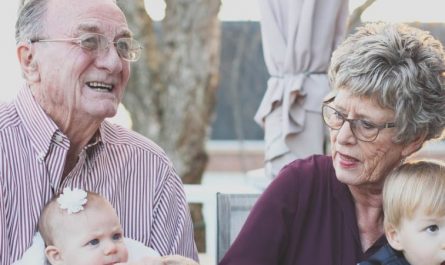 Rêver de personnes âgées : 32 Interprétations et Symboles