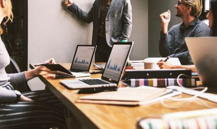 Rêver d’un ancien emploi : 16 Interprétations et Symboles
