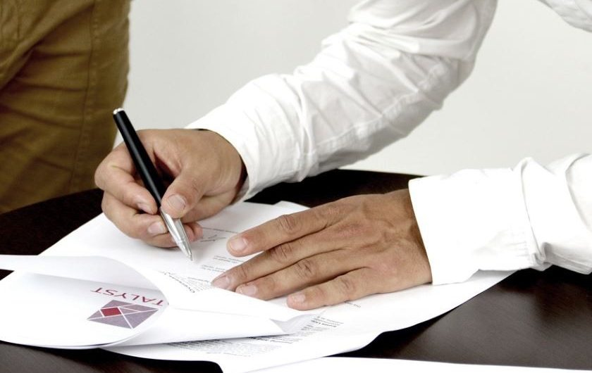 Rêver de signer : 8 Interprétations et Symboles