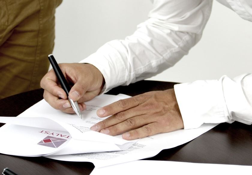 Rêver de signer : 8 Interprétations et Symboles