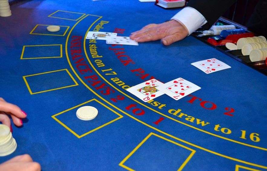 Rêver de jeux d’argent : 12 Interprétations et Symboles