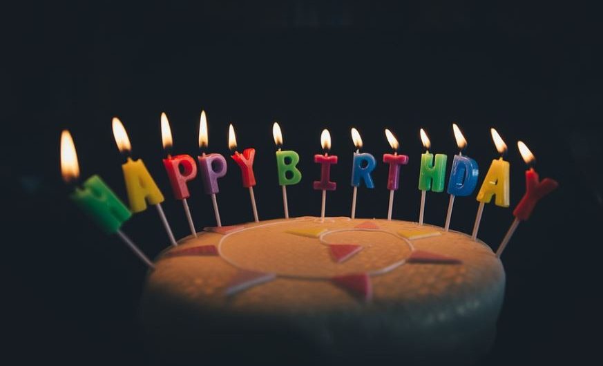 Rêver d’anniversaire : 20 Interprétations et Symboles
