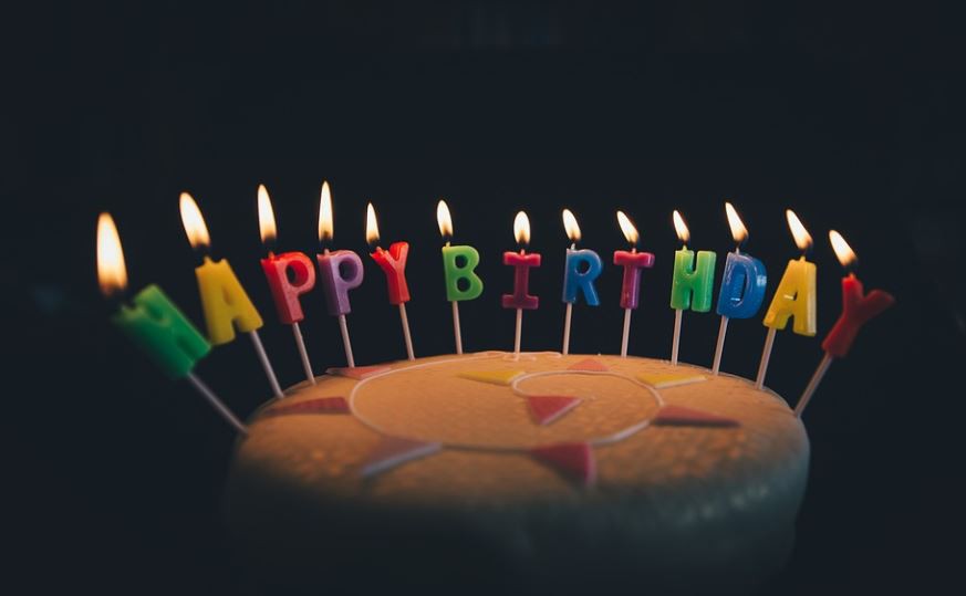 Rêver d’anniversaire : 20 Interprétations et Symboles