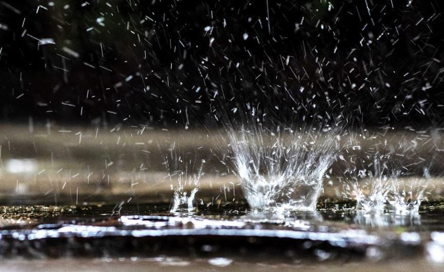Rêver de pluie : 10 Interprétations et Symboles