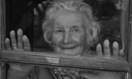 Rêver d’une grand-mère malade : 8 Interprétations et Symboles