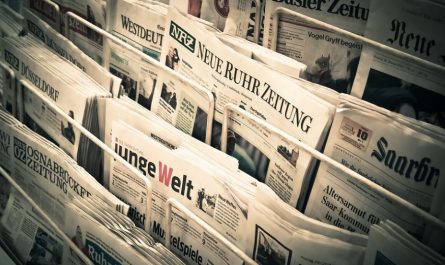 Rêver des journaux : 10 Interprétations et Symboles