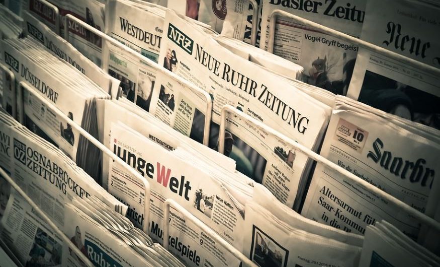 Rêver des journaux : 10 Interprétations et Symboles