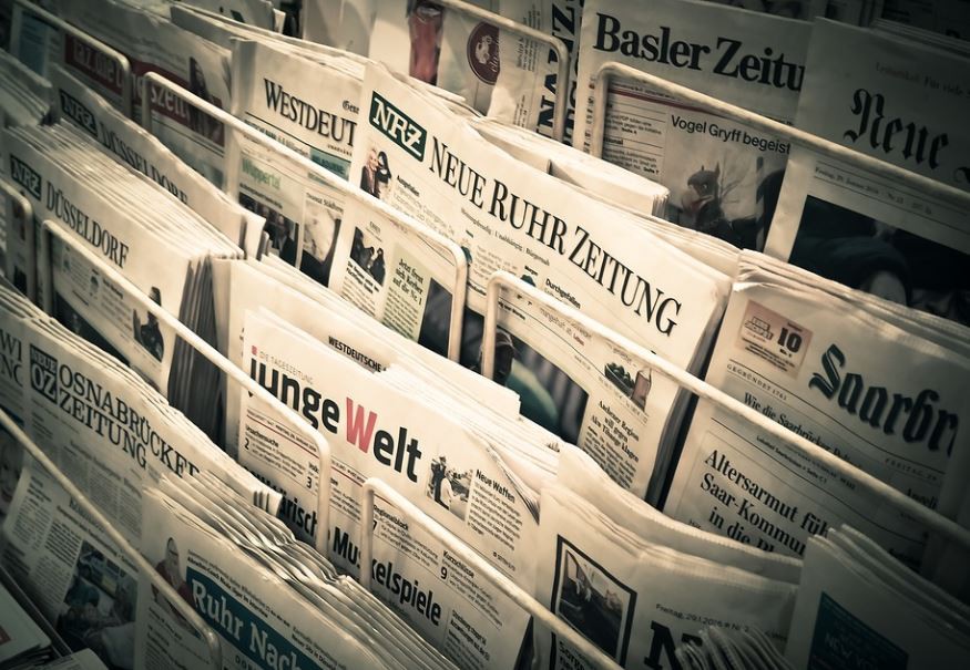 Rêver des journaux : 10 Interprétations et Symboles