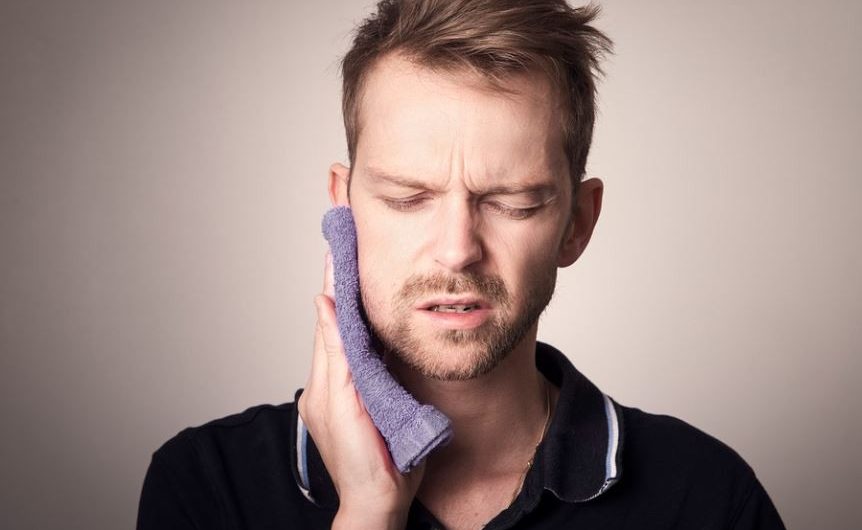 Rêver de dents qui tombent : 18 Interprétations et Symboles