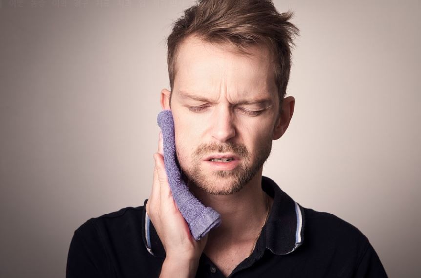 Rêver de dents qui tombent : 18 Interprétations et Symboles