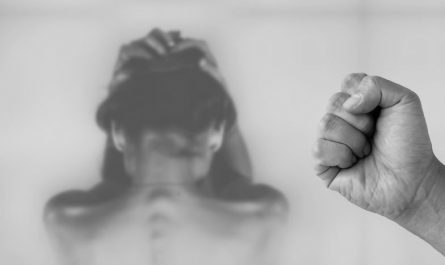 Rêver d’être victime de chantage : 14 Interprétations et Symboles
