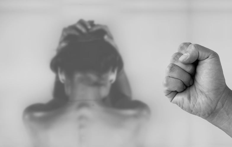 Rêver d’être victime de chantage : 14 Interprétations et Symboles
