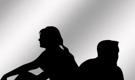 Rêver d’un ami en mal d’amour : 12 Interprétations et Symboles
