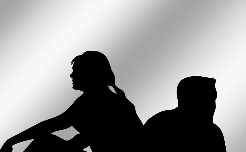 Rêver d’un ami en mal d’amour : 12 Interprétations et Symboles