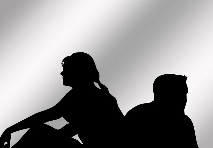 Rêver d’un ami en mal d’amour : 12 Interprétations et Symboles