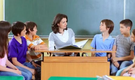 Rêver de salle de classe : 8 Interprétations et Symboles