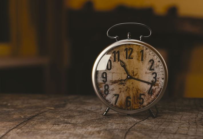 Rêver d’un réveil : 9 Interprétations et Symboles