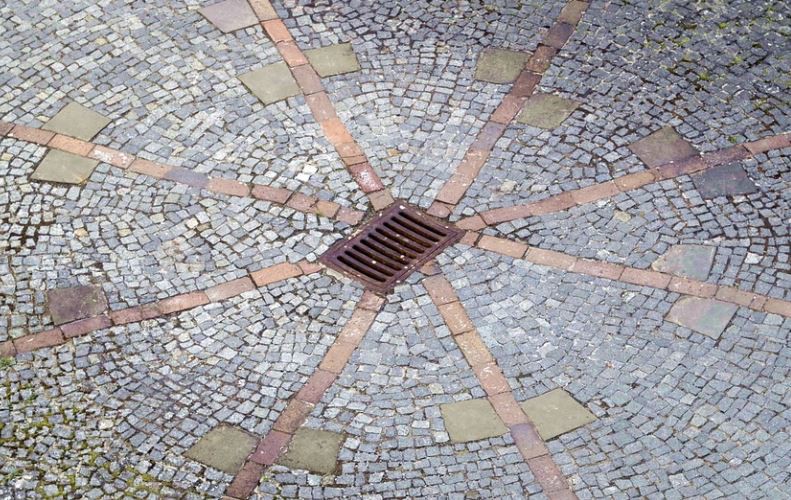 Rêver d’égouts : 11 Interprétations et Symboles