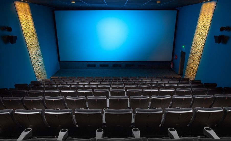 Rêver de regarder un film : 12 Interprétations et Symboles