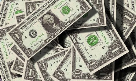 Rêver des faux billets de banque : 10 Interprétations et Symboles