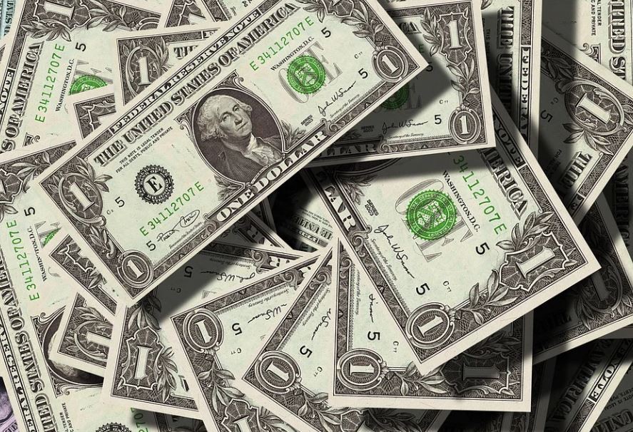 Rêver des faux billets de banque : 10 Interprétations et Symboles