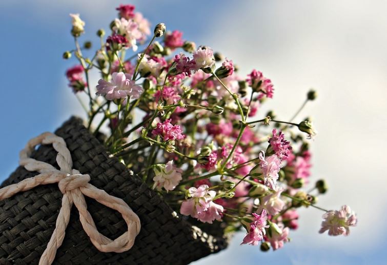 Rêver de recevoir un bouquet de fleurs : 14 Interprétations et Symboles