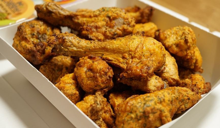 Rêver de manger du poulet : 9 Interprétations et Symboles