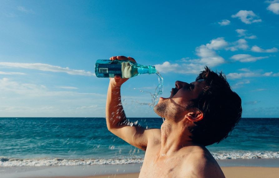 Rêver de boire de l’eau : 12 Interprétations et Symboles