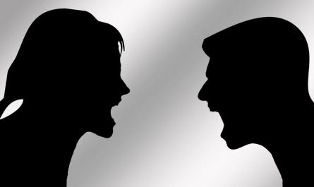 Rêver de jurer : 10 Interprétations et Symboles