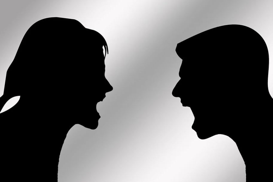 Rêver de jurer : 10 Interprétations et Symboles