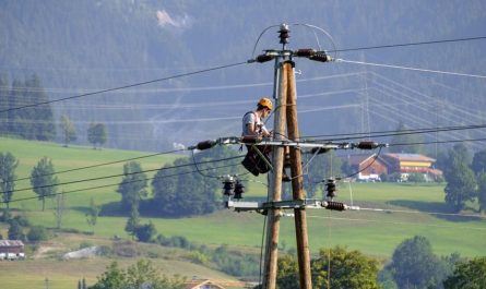 Rêver de poteaux téléphoniques : 8 Interprétations et Symboles
