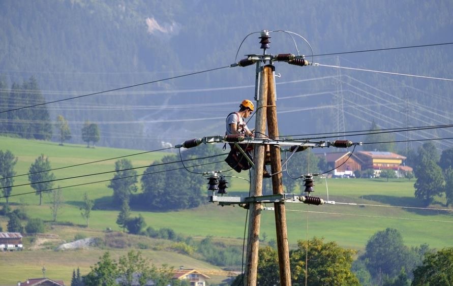 Rêver de poteaux téléphoniques : 8 Interprétations et Symboles