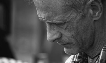 Rêves de grand-père décédé : 16 Interprétations et Symboles