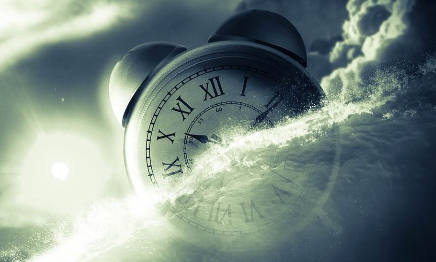 Rêver de remonter le temps : 8 Interprétations et Symboles